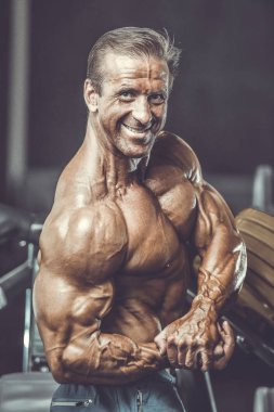 Acımasız güçlü vücut geliştirmeci atletik kasları egzersiz vücut geliştirme kavramı arka plan - kas vücut geliştirmeci yakışıklı erkekler spor salonu çıplak gövde kavramı spor ve diyet egzersiz yapıyor pompalama adam yaşlı