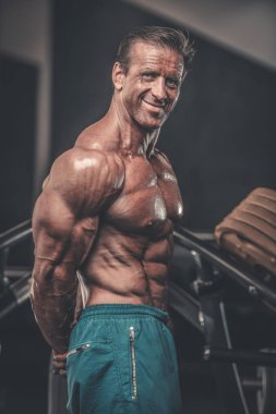 Acımasız güçlü vücut geliştirmeci atletik kasları egzersiz vücut geliştirme kavramı arka plan - kas vücut geliştirmeci yakışıklı erkekler spor salonu çıplak gövde kavramı spor ve diyet egzersiz yapıyor pompalama adam yaşlı