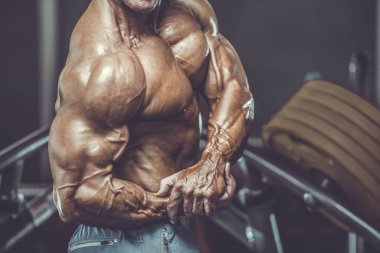 Acımasız güçlü vücut geliştirmeci atletik kasları egzersiz vücut geliştirme kavramı arka plan - kas vücut geliştirmeci yakışıklı erkekler spor salonu çıplak gövde kavramı spor ve diyet egzersiz yapıyor pompalama adam yaşlı