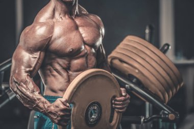 Acımasız güçlü vücut geliştirmeci atletik kasları egzersiz vücut geliştirme kavramı arka plan - kas vücut geliştirmeci yakışıklı erkekler spor salonu çıplak gövde kavramı spor ve diyet egzersiz yapıyor pompalama adam yaşlı