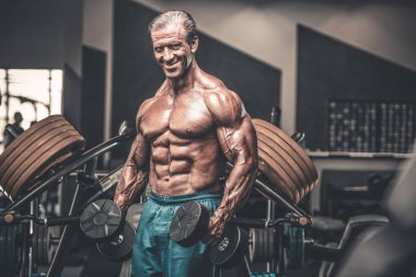 Acımasız güçlü vücut geliştirmeci atletik kasları egzersiz vücut geliştirme kavramı arka plan - kas vücut geliştirmeci yakışıklı erkekler spor salonu çıplak gövde kavramı spor ve diyet egzersiz yapıyor pompalama adam yaşlı