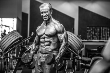 Acımasız güçlü vücut geliştirmeci atletik kasları egzersiz vücut geliştirme kavramı arka plan - kas vücut geliştirmeci yakışıklı erkekler spor salonu çıplak gövde kavramı spor ve diyet egzersiz yapıyor pompalama adam yaşlı