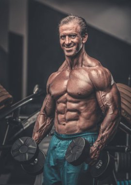 Acımasız güçlü vücut geliştirmeci atletik kasları egzersiz vücut geliştirme kavramı arka plan - kas vücut geliştirmeci yakışıklı erkekler spor salonu çıplak gövde kavramı spor ve diyet egzersiz yapıyor pompalama adam yaşlı