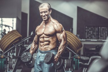 Acımasız güçlü vücut geliştirmeci atletik kasları egzersiz vücut geliştirme kavramı arka plan - kas vücut geliştirmeci yakışıklı erkekler spor salonu çıplak gövde kavramı spor ve diyet egzersiz yapıyor pompalama adam yaşlı