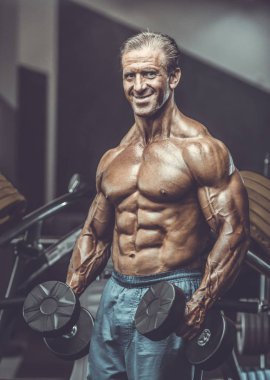 Acımasız güçlü vücut geliştirmeci atletik kasları egzersiz vücut geliştirme kavramı arka plan - kas vücut geliştirmeci yakışıklı erkekler spor salonu çıplak gövde kavramı spor ve diyet egzersiz yapıyor pompalama adam yaşlı