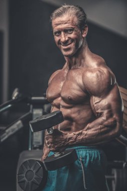 Acımasız güçlü vücut geliştirmeci atletik kasları egzersiz vücut geliştirme kavramı arka plan - kas vücut geliştirmeci yakışıklı erkekler spor salonu çıplak gövde kavramı spor ve diyet egzersiz yapıyor pompalama adam yaşlı