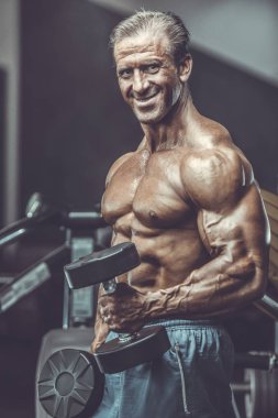 Acımasız güçlü vücut geliştirmeci atletik kasları egzersiz vücut geliştirme kavramı arka plan - kas vücut geliştirmeci yakışıklı erkekler spor salonu çıplak gövde kavramı spor ve diyet egzersiz yapıyor pompalama adam yaşlı