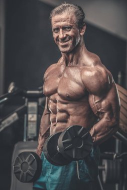 Acımasız güçlü vücut geliştirmeci atletik kasları egzersiz vücut geliştirme kavramı arka plan - kas vücut geliştirmeci yakışıklı erkekler spor salonu çıplak gövde kavramı spor ve diyet egzersiz yapıyor pompalama adam yaşlı