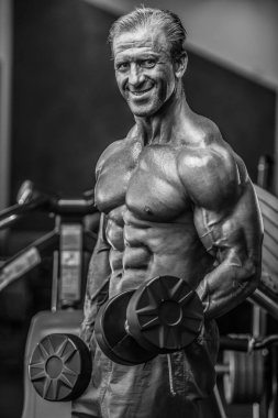 Acımasız güçlü vücut geliştirmeci atletik kasları egzersiz vücut geliştirme kavramı arka plan - kas vücut geliştirmeci yakışıklı erkekler spor salonu çıplak gövde kavramı spor ve diyet egzersiz yapıyor pompalama adam yaşlı