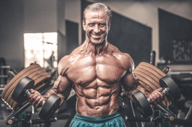 Acımasız güçlü vücut geliştirmeci atletik kasları egzersiz vücut geliştirme kavramı arka plan - kas vücut geliştirmeci yakışıklı erkekler spor salonu çıplak gövde kavramı spor ve diyet egzersiz yapıyor pompalama adam yaşlı