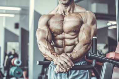 Acımasız güçlü vücut geliştirmeci atletik kasları egzersiz vücut geliştirme kavramı arka plan - kas vücut geliştirmeci yakışıklı erkekler spor salonu çıplak gövde kavramı spor ve diyet egzersiz yapıyor pompalama adam yaşlı