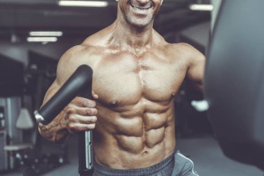 Acımasız güçlü vücut geliştirmeci atletik kasları egzersiz vücut geliştirme kavramı arka plan - kas vücut geliştirmeci yakışıklı erkekler spor salonu çıplak gövde kavramı spor ve diyet egzersiz yapıyor pompalama adam yaşlı