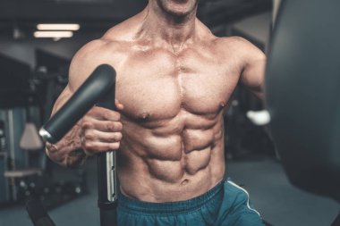 Acımasız güçlü vücut geliştirmeci atletik kasları egzersiz vücut geliştirme kavramı arka plan - kas vücut geliştirmeci yakışıklı erkekler spor salonu çıplak gövde kavramı spor ve diyet egzersiz yapıyor pompalama adam yaşlı