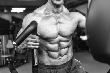 Acımasız güçlü vücut geliştirmeci atletik kasları egzersiz vücut geliştirme kavramı arka plan - kas vücut geliştirmeci yakışıklı erkekler spor salonu çıplak gövde kavramı spor ve diyet egzersiz yapıyor pompalama adam yaşlı
