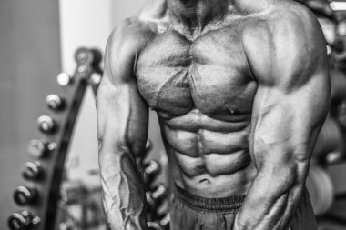 Acımasız güçlü vücut geliştirmeci atletik kasları egzersiz vücut geliştirme kavramı arka plan - kas vücut geliştirmeci yakışıklı erkekler spor salonu çıplak gövde kavramı spor ve diyet egzersiz yapıyor pompalama adam yaşlı