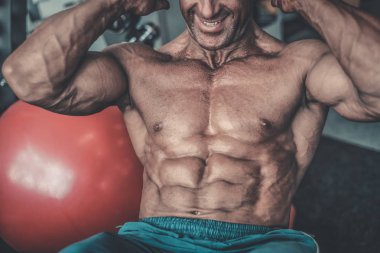 Acımasız güçlü vücut geliştirmeci atletik kasları egzersiz vücut geliştirme kavramı arka plan - kas vücut geliştirmeci yakışıklı erkekler spor salonu çıplak gövde kavramı spor ve diyet egzersiz yapıyor pompalama adam yaşlı