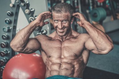 Acımasız güçlü vücut geliştirmeci atletik kasları egzersiz vücut geliştirme kavramı arka plan - kas vücut geliştirmeci yakışıklı erkekler spor salonu çıplak gövde kavramı spor ve diyet egzersiz yapıyor pompalama adam yaşlı