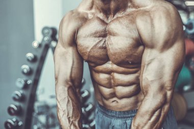 Acımasız güçlü vücut geliştirmeci atletik kasları egzersiz vücut geliştirme kavramı arka plan - kas vücut geliştirmeci yakışıklı erkekler spor salonu çıplak gövde kavramı spor ve diyet egzersiz yapıyor pompalama adam yaşlı