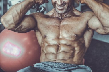 Acımasız güçlü vücut geliştirmeci atletik kasları egzersiz vücut geliştirme kavramı arka plan - kas vücut geliştirmeci yakışıklı erkekler spor salonu çıplak gövde kavramı spor ve diyet egzersiz yapıyor pompalama adam yaşlı