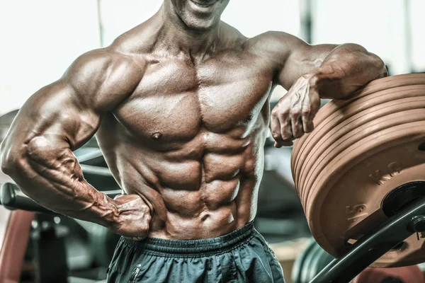 Acımasız güçlü vücut geliştirmeci atletik kasları egzersiz vücut geliştirme kavramı arka plan - kas vücut geliştirmeci yakışıklı erkekler spor salonu çıplak gövde kavramı spor ve diyet egzersiz yapıyor pompalama adam yaşlı