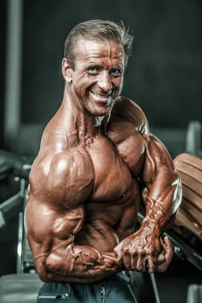 Bonitos Homens Atléticos Fortes Bombeando Músculos Treino Barbell Curl Musculação — Fotografia de Stock