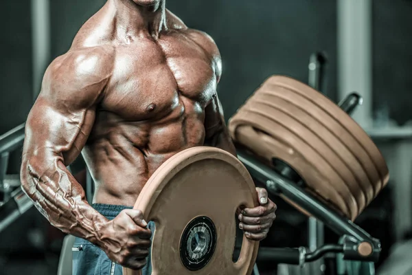 Acımasız güçlü vücut geliştirmeci atletik kasları egzersiz vücut geliştirme kavramı arka plan - kas vücut geliştirmeci yakışıklı erkekler spor salonu çıplak gövde kavramı spor ve diyet egzersiz yapıyor pompalama adam yaşlı