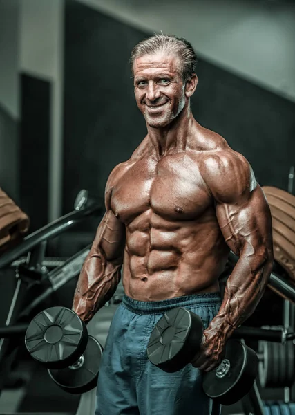 Acımasız güçlü vücut geliştirmeci atletik kasları egzersiz vücut geliştirme kavramı arka plan - kas vücut geliştirmeci yakışıklı erkekler spor salonu çıplak gövde kavramı spor ve diyet egzersiz yapıyor pompalama adam yaşlı