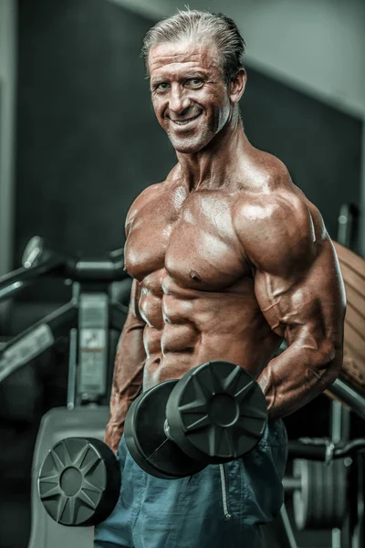 Acımasız güçlü vücut geliştirmeci atletik kasları egzersiz vücut geliştirme kavramı arka plan - kas vücut geliştirmeci yakışıklı erkekler spor salonu çıplak gövde kavramı spor ve diyet egzersiz yapıyor pompalama adam yaşlı