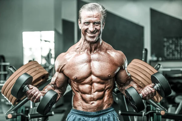 Kasları egzersiz halter kadar pompalama yakışıklı güçlü atletik erkek vücut geliştirme kavramı arka plan - kas vücut geliştirmeci erkekler spor salonu çıplak gövde egzersizleri yapıyor curl