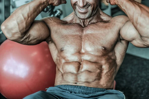 Brutale Forte Bodybuilder Atletico Uomo Anziano Pompaggio Muscoli Allenamento Concetto — Foto Stock