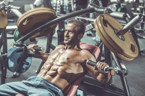 Brutal Stark Bodybuilder Athletisch Gealtert Mann Pumpt Muskeln Workout Bodybuilding — Stockfoto