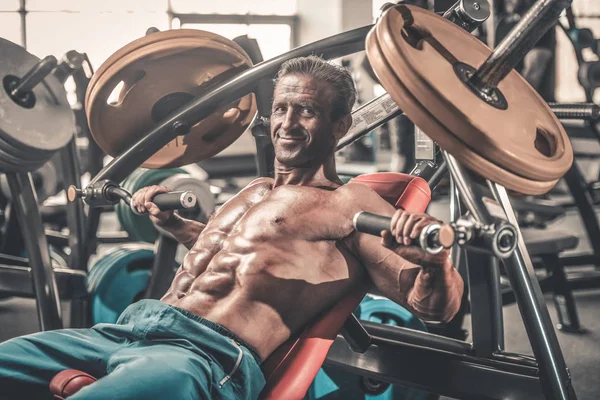 Brutale Forte Bodybuilder Atletico Uomo Anziano Pompaggio Muscoli Allenamento Concetto — Foto Stock