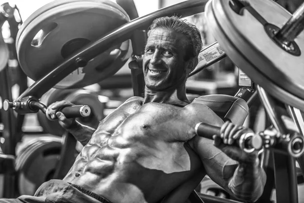 Acımasız güçlü vücut geliştirmeci atletik kasları egzersiz vücut geliştirme kavramı arka plan - kas vücut geliştirmeci yakışıklı erkekler spor salonu çıplak gövde kavramı spor ve diyet egzersiz yapıyor pompalama adam yaşlı