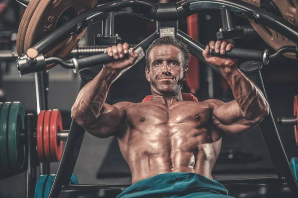 Brutalt Starka Bodybuilder Atletisk Åldern Man Pumpa Upp Muskler Träning — Stockfoto