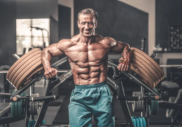 Brutalt Starka Bodybuilder Atletisk Åldern Man Pumpa Upp Muskler Träning — Stockfoto