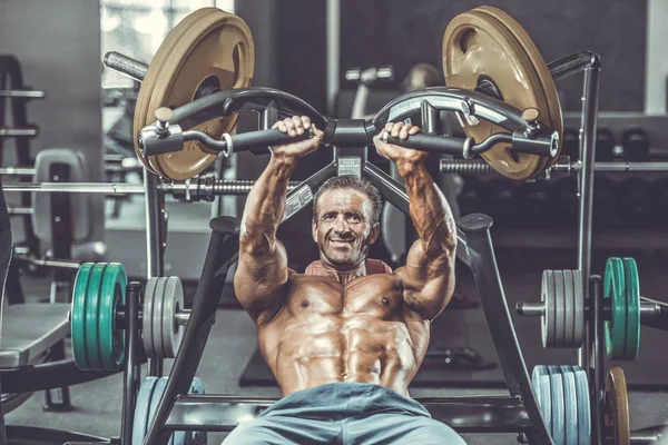 Acımasız güçlü vücut geliştirmeci atletik kasları egzersiz vücut geliştirme kavramı arka plan - kas vücut geliştirmeci yakışıklı erkekler spor salonu çıplak gövde kavramı spor ve diyet egzersiz yapıyor pompalama adam yaşlı