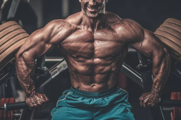 Acımasız güçlü vücut geliştirmeci atletik kasları egzersiz vücut geliştirme kavramı arka plan - kas vücut geliştirmeci yakışıklı erkekler spor salonu çıplak gövde kavramı spor ve diyet egzersiz yapıyor pompalama adam yaşlı