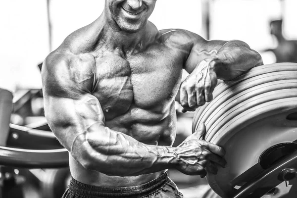 Acımasız güçlü vücut geliştirmeci atletik kasları egzersiz vücut geliştirme kavramı arka plan - kas vücut geliştirmeci yakışıklı erkekler spor salonu çıplak gövde kavramı spor ve diyet egzersiz yapıyor pompalama adam yaşlı