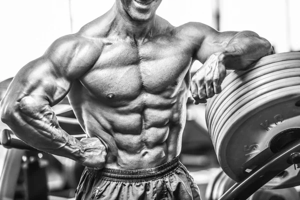 Acımasız güçlü vücut geliştirmeci atletik kasları egzersiz vücut geliştirme kavramı arka plan - kas vücut geliştirmeci yakışıklı erkekler spor salonu çıplak gövde kavramı spor ve diyet egzersiz yapıyor pompalama adam yaşlı