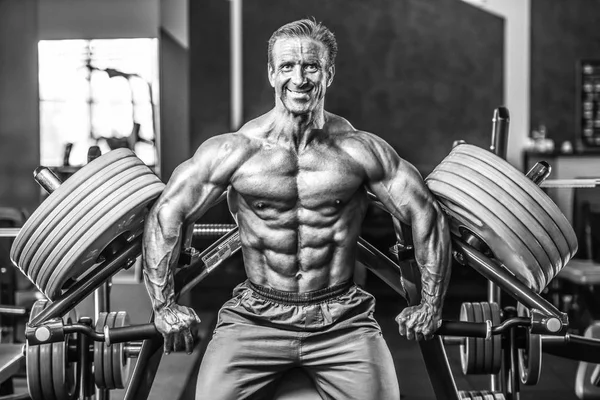 野蛮强壮的健美运动员运动老人抽肌肉锻炼健美的概念背景 肌肉健美英俊的男子在健身房裸躯干运动和饮食概念锻炼 — 图库照片