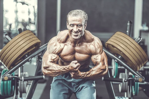 Brutale Forte Bodybuilder Atletico Uomo Anziano Pompaggio Muscoli Allenamento Concetto — Foto Stock