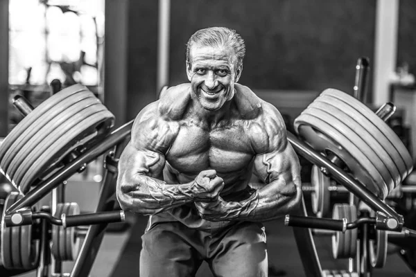 Acımasız güçlü vücut geliştirmeci atletik kasları egzersiz vücut geliştirme kavramı arka plan - kas vücut geliştirmeci yakışıklı erkekler spor salonu çıplak gövde kavramı spor ve diyet egzersiz yapıyor pompalama adam yaşlı