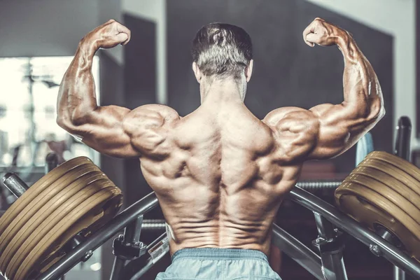 Acımasız güçlü vücut geliştirmeci atletik kasları egzersiz vücut geliştirme kavramı arka plan - kas vücut geliştirmeci yakışıklı erkekler spor salonu çıplak gövde kavramı spor ve diyet egzersiz yapıyor pompalama adam yaşlı
