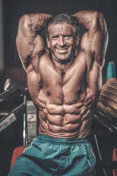 Acımasız güçlü vücut geliştirmeci atletik kasları egzersiz vücut geliştirme kavramı arka plan - kas vücut geliştirmeci yakışıklı erkekler spor salonu çıplak gövde kavramı spor ve diyet egzersiz yapıyor pompalama adam yaşlı