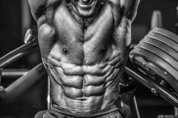 Acımasız güçlü vücut geliştirmeci atletik kasları egzersiz vücut geliştirme kavramı arka plan - kas vücut geliştirmeci yakışıklı erkekler spor salonu çıplak gövde kavramı spor ve diyet egzersiz yapıyor pompalama adam yaşlı