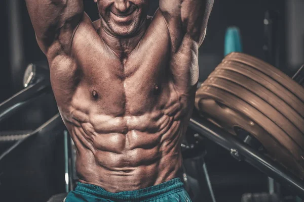 Brutale Sterke Bodybuilder Atletische Leeftijd Man Oppompen Van Spieren Training — Stockfoto