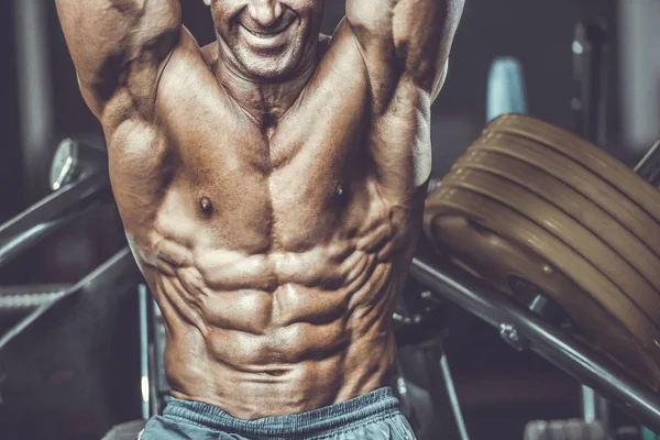 Acımasız güçlü vücut geliştirmeci atletik kasları egzersiz vücut geliştirme kavramı arka plan - kas vücut geliştirmeci yakışıklı erkekler spor salonu çıplak gövde kavramı spor ve diyet egzersiz yapıyor pompalama adam yaşlı