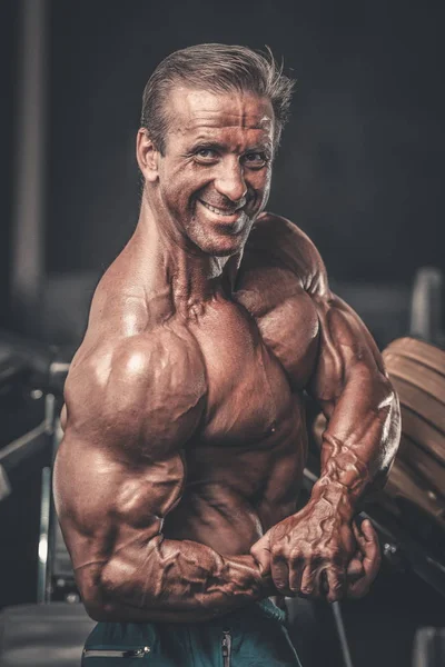 Acımasız güçlü vücut geliştirmeci atletik kasları egzersiz vücut geliştirme kavramı arka plan - kas vücut geliştirmeci yakışıklı erkekler spor salonu çıplak gövde kavramı spor ve diyet egzersiz yapıyor pompalama adam yaşlı