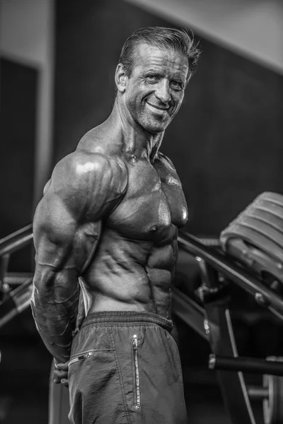 Brutalt Starka Bodybuilder Atletisk Åldern Man Pumpa Upp Muskler Träning — Stockfoto