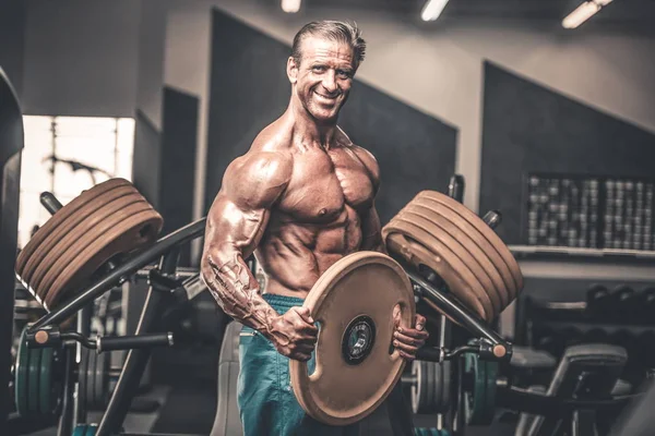 Brutale Forte Bodybuilder Atletico Uomo Anziano Pompaggio Muscoli Allenamento Concetto — Foto Stock